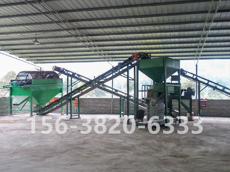 豬糞有機肥發(fā)酵篩分包裝現(xiàn)場